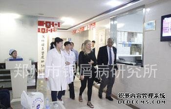 外国专家们在杨淑莲主任的陪伴下参观医院